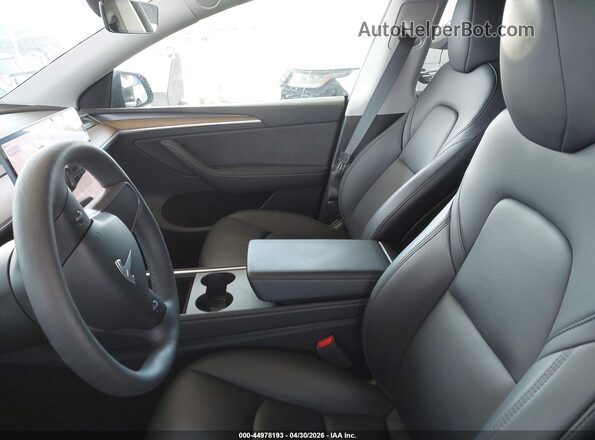 7SAYGDED6RF132764 2024 TESLA MODEL Y Черный Вид салона спереди