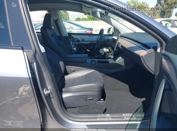 7SAYGDED6SF319914 2025 TESLA MODEL Y Серый Вид салона спереди