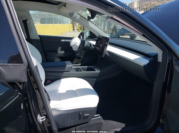 7SAYGDED9RF011422 2024 TESLA MODEL Y Черный Вид салона спереди