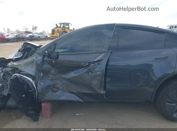 7SAYGDED9TF404182 2026 TESLA MODEL Y Gray Սալոնի հետևի տեսք