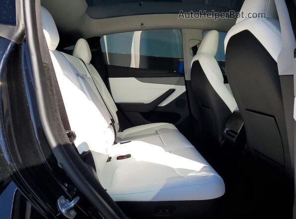 7SAYGDEE0TA478404 2026 TESLA MODEL Black Vista de los asientos traseros