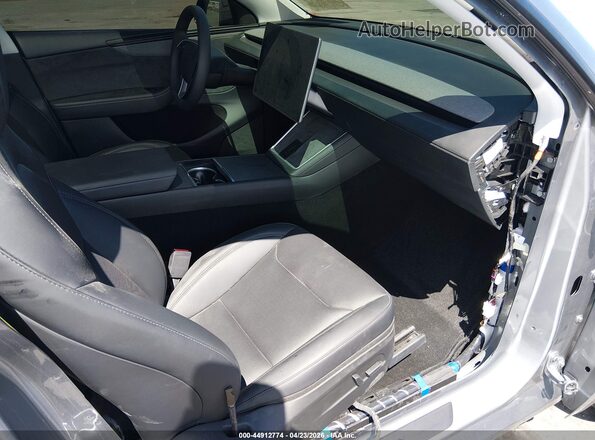 7SAYGDEE0TA590684 2026 TESLA MODEL Y Black Front interior view