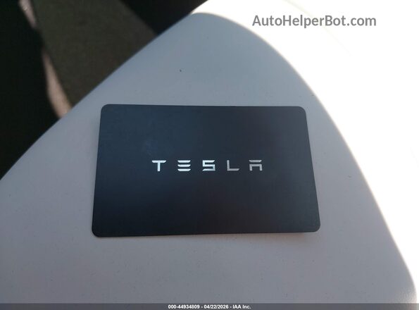 7SAYGDEE1SF297457 2025 TESLA MODEL Y Gray Widok deski rozdzielczej