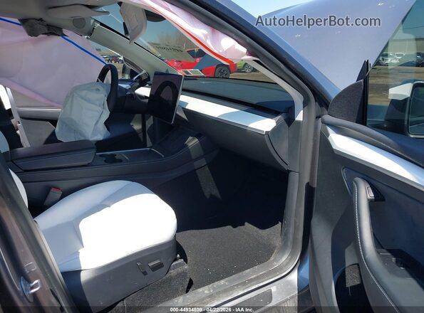 7SAYGDEE1SF297457 2025 TESLA MODEL Y Gray Widok wnętrza z przodu