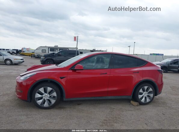 7SAYGDEE2PA065809 2023 TESLA MODEL Y Red Widok wnętrza z tyłu