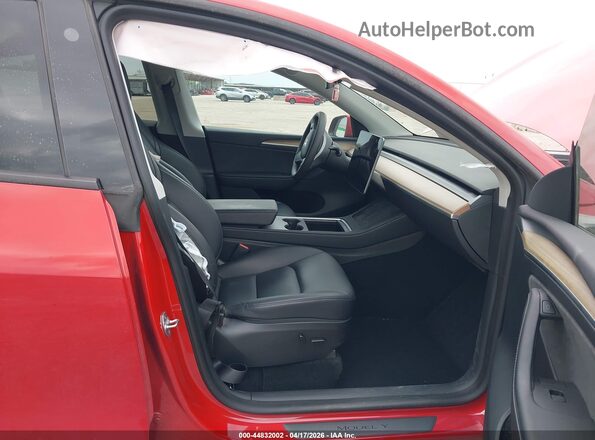 7SAYGDEE2PA065809 2023 TESLA MODEL Y Red Widok wnętrza z przodu