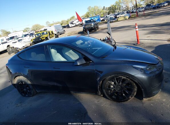 7SAYGDEE2PF840015 2023 TESLA MODEL Y Gray Սալոնի հետևի տեսք
