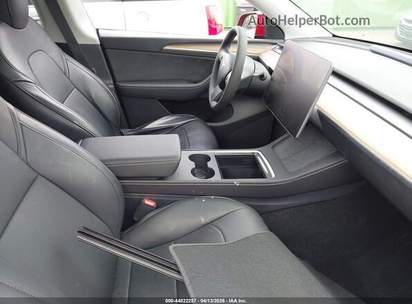 7SAYGDEE2SF287696 2025 TESLA MODEL Y Красный Вид салона спереди