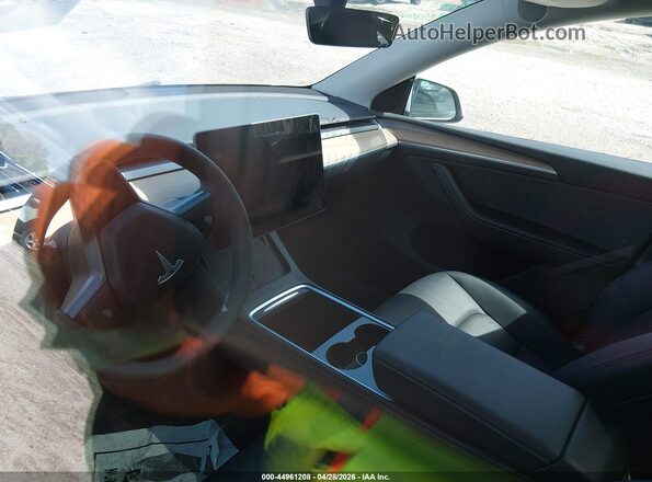 7SAYGDEE3RA256013 2024 TESLA MODEL Y White Widok tylnych siedzeń