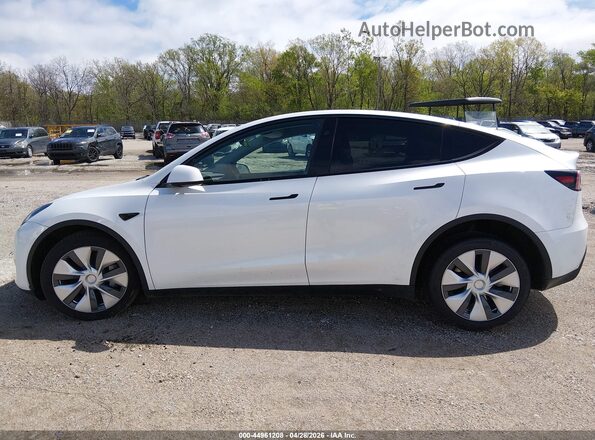 7SAYGDEE3RA256013 2024 TESLA MODEL Y White Widok wnętrza z tyłu