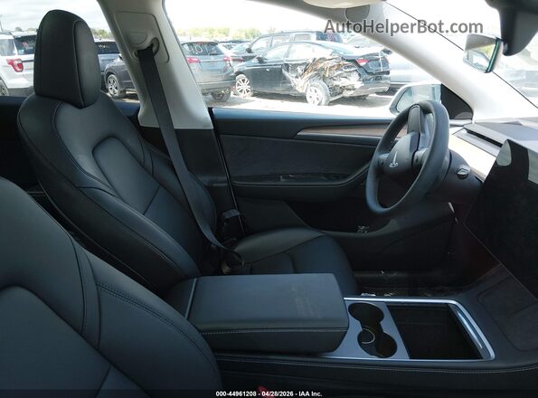7SAYGDEE3RA256013 2024 TESLA MODEL Y White Widok wnętrza z przodu