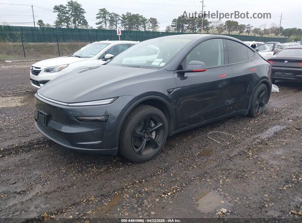 7SAYGDEE3TA386686 2026 TESLA MODEL Y Gray Առջևի ձախ երեք քառորդ տեսարան