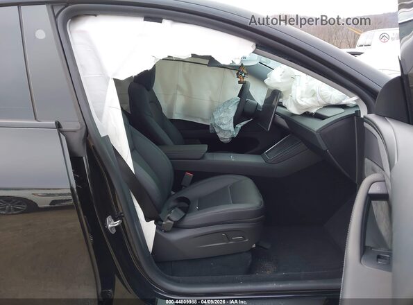 7SAYGDEE3TF554040 2026 TESLA MODEL Y Черный Вид салона спереди