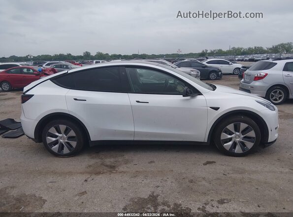 7SAYGDEE4RA257896 2024 TESLA MODEL Y White Widok wnętrza z tyłu