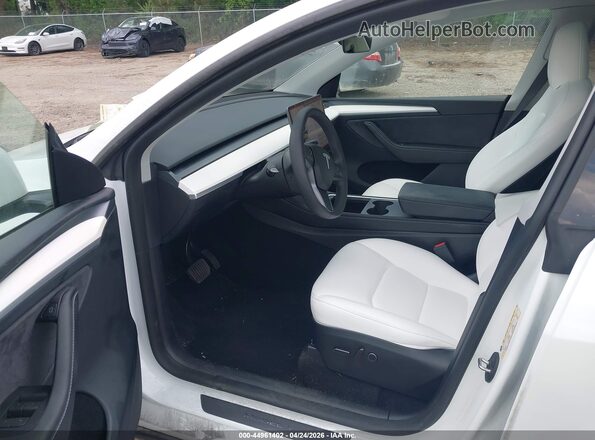 7SAYGDEE4RA268073 2024 TESLA MODEL Y Белый Вид салона спереди
