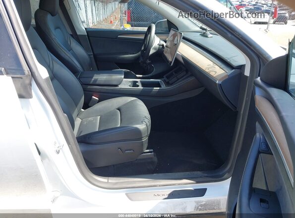 7SAYGDEE5PF763477 2023 TESLA MODEL Y White Widok wnętrza z przodu