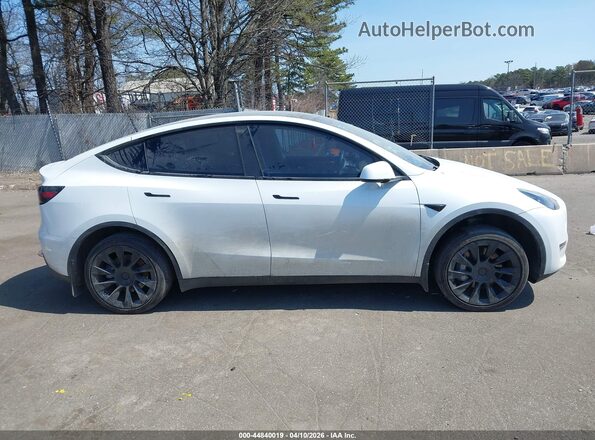 7SAYGDEE5PF763477 2023 TESLA MODEL Y White Widok wnętrza z tyłu