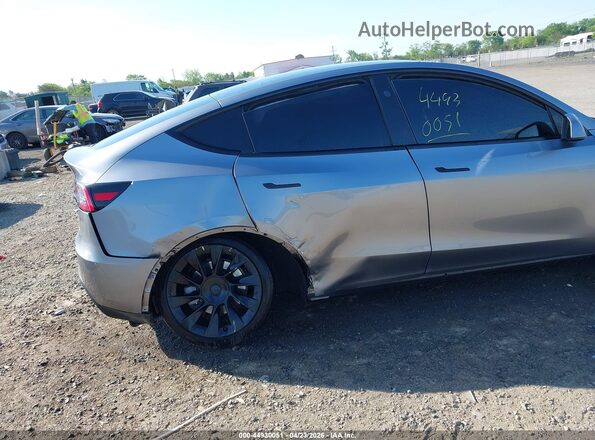 7SAYGDEE8RA299293 2024 TESLA MODEL Y Silver Vista frontal