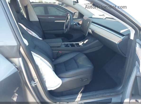 7SAYGDEE8RA299293 2024 TESLA MODEL Y Silver Vista interior delantera