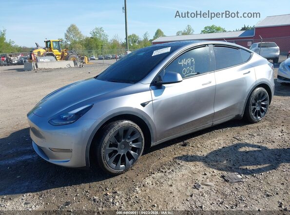 7SAYGDEE8RA299293 2024 TESLA MODEL Y Silver Vista tres cuartos delantera izquierda