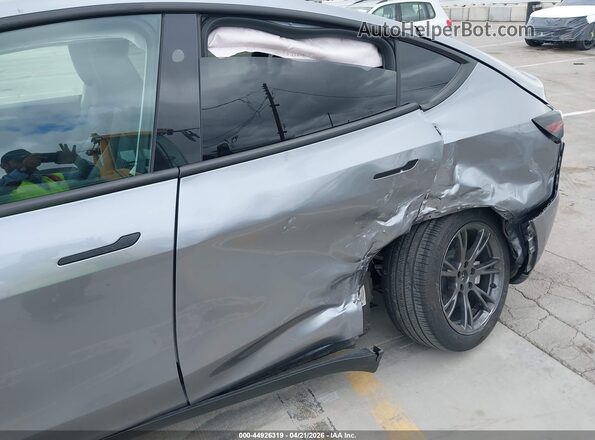 7SAYGDEE8RA310793 2024 TESLA MODEL Y Gray Դիմացի տեսք