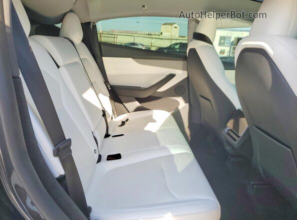 7SAYGDEE8TF355016 2026 TESLA MODEL Gray Vista de los asientos traseros