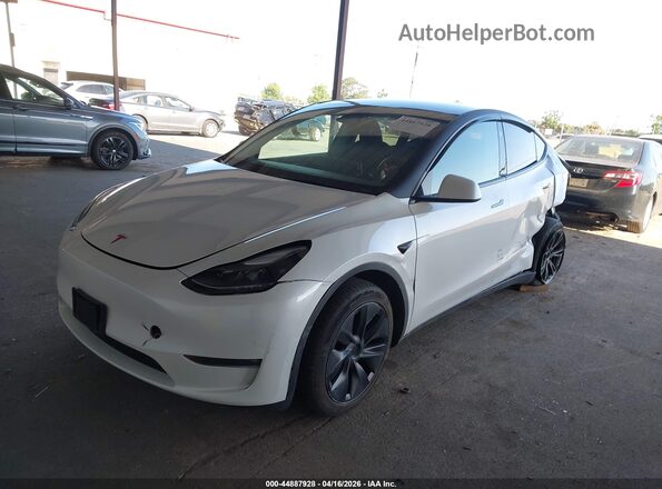 7SAYGDEE9RF206221 2024 TESLA MODEL Y White Առջևի ձախ երեք քառորդ տեսարան