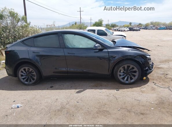 7SAYGDEE9TA668105 2026 TESLA MODEL Y Gray Widok wnętrza z tyłu