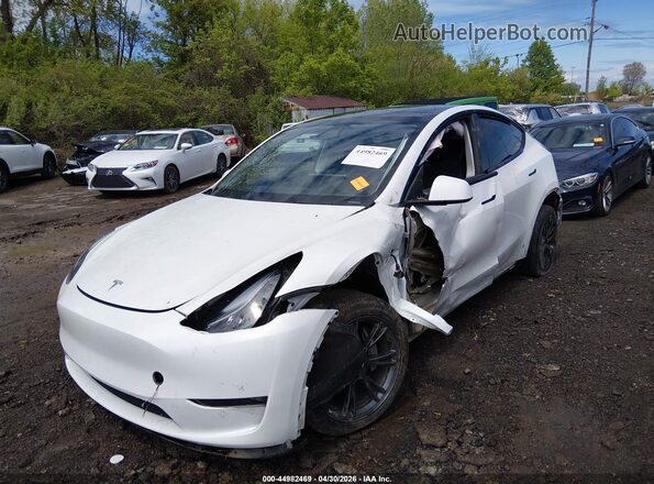 7SAYGDEEXRF200198 2024 TESLA MODEL Y White Առջևի ձախ երեք քառորդ տեսարան