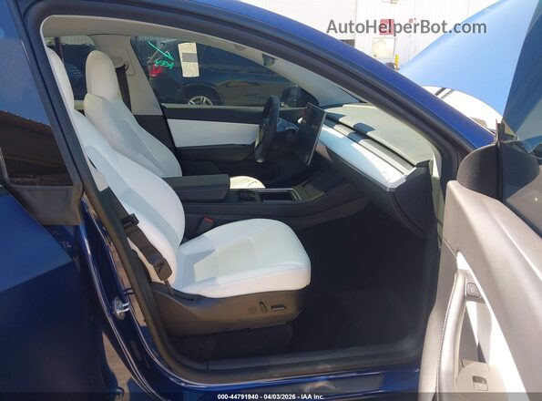 7SAYGDEF7NF326022 2022 TESLA MODEL Y Синий Вид салона спереди