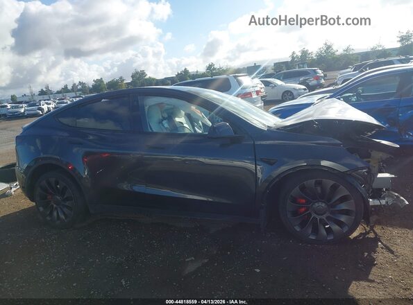 7SAYGDEF9RF053655 2024 TESLA MODEL Y Gray Սալոնի հետևի տեսք