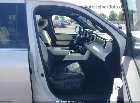 7SVAAABA2PX008010 2023 TOYOTA SEQUOIA Белый Вид салона спереди