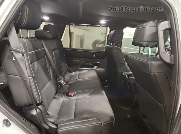 7SVAAABA4TX083561 2026 TOYOTA LIMITED White Widok wnętrza z tyłu