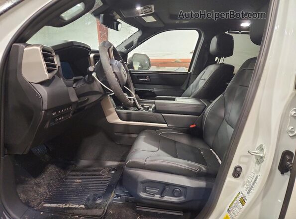 7SVAAABA4TX083561 2026 TOYOTA LIMITED White Widok wnętrza z przodu