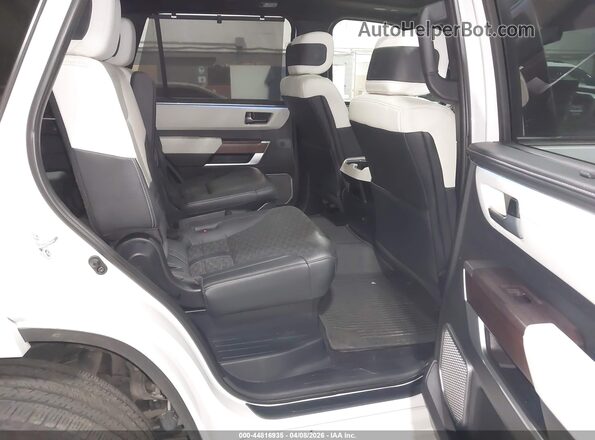 7SVAAABA8RX035182 2024 TOYOTA SEQUOIA White Widok naklejki z numerem VIN