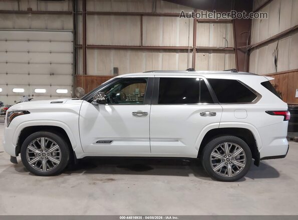 7SVAAABA8RX035182 2024 TOYOTA SEQUOIA White Widok wnętrza 360 stopni