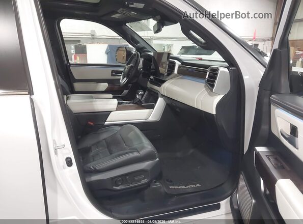 7SVAAABA8RX035182 2024 TOYOTA SEQUOIA White Widok wnętrza z przodu
