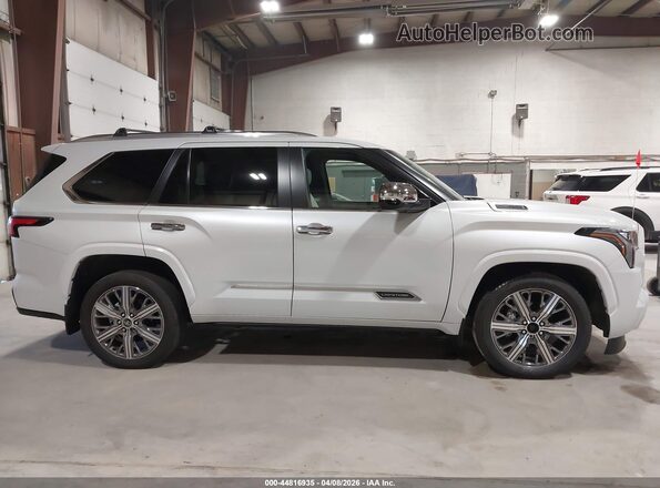 7SVAAABA8RX035182 2024 TOYOTA SEQUOIA White Widok wnętrza z tyłu