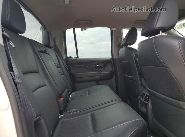 5FPYK3F62HB015517 2017 HONDA RIDGELINE White Widok wnętrza z tyłu