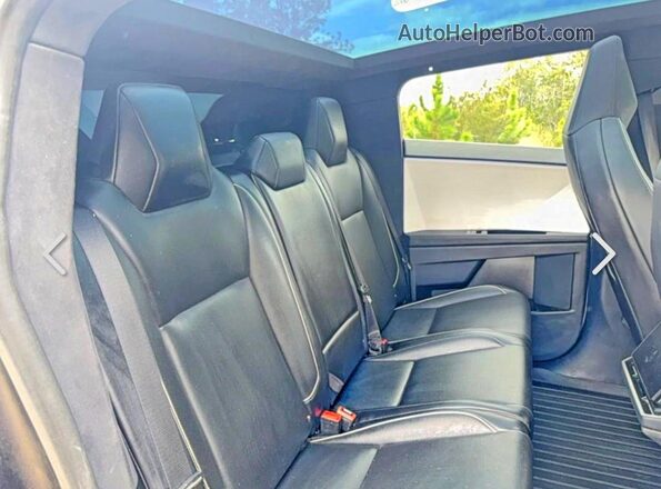 7G2CEHED6RA005124 2024 TESLA CYBERTRUCK Gray Vista interior delantera
