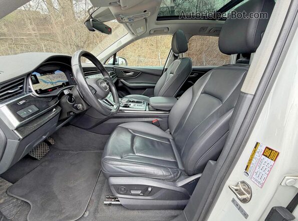 WA1LXAF71MD017482 2021 AUDI Q7 White Rear interior view