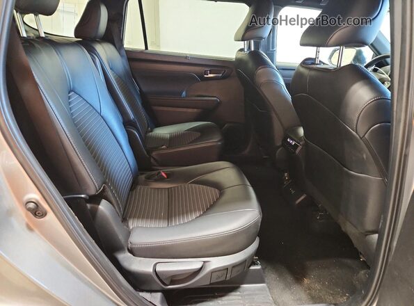 5TDKDRBH4SS577635 2025 TOYOTA HIGHLANDER Silver Rear interior view