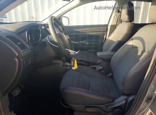 JA4ARUAU6SU008564 2025 MITSUBISHI OUTLANDER Silver Front interior view