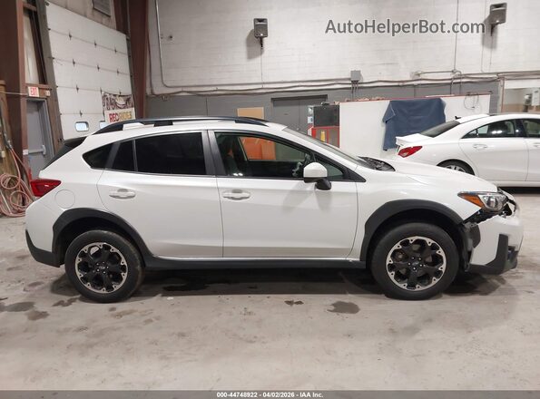JF2GTAEC5NH208058 2022 SUBARU CROSSTREK White Вид задньої частини салону