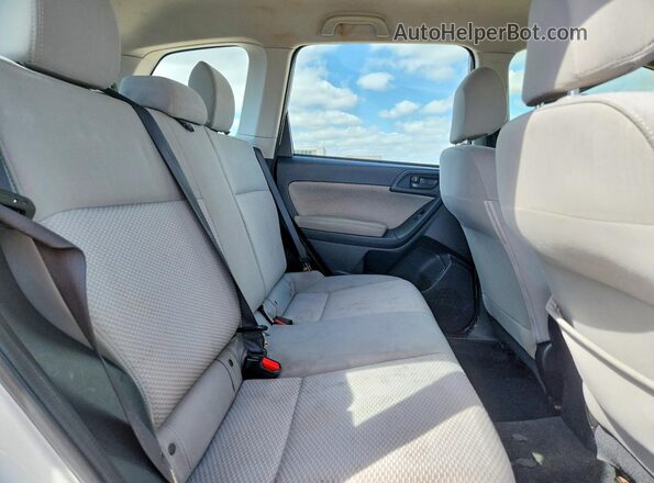 JF2SJABC6HH552295 2017 SUBARU FORESTER 2.5 White Rear interior view