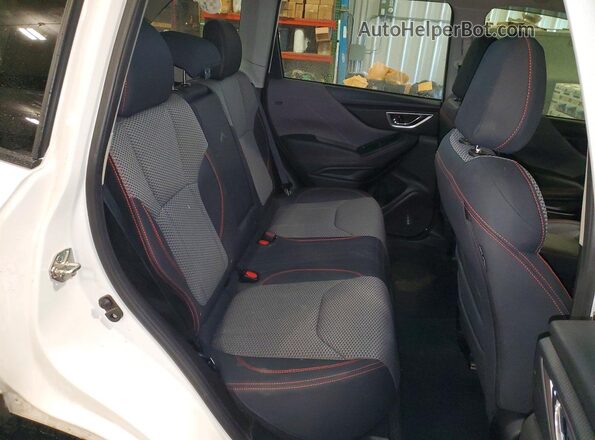 JF2SKARC8MH536385 2021 SUBARU FORESTER White Widok wnętrza z tyłu