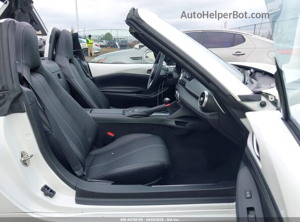 JM1NDAM70P0560649 2023 MAZDA MX-5 MIATA RF Белый Вид салона спереди