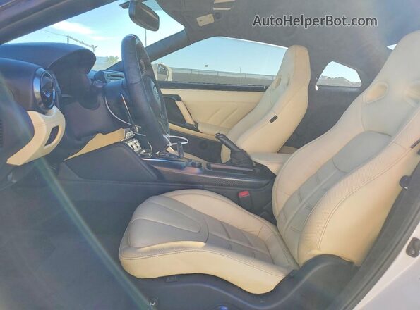 JN1AR5EF1HM820583 2017 NISSAN GT-R White წინა სალონის ხედი
