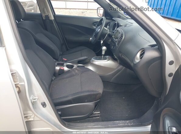 JN8AF5MRXHT704617 2017 NISSAN JUKE Silver Widok wnętrza z przodu