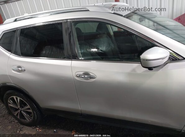 JN8AT2MT7KW259097 2019 NISSAN ROGUE Серебряный Вид задней части салона